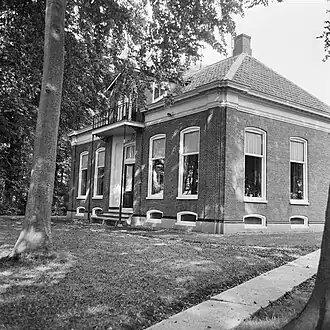 De huidige boerderij uit 1872 bij de vroegere borgstee van Mathenesse