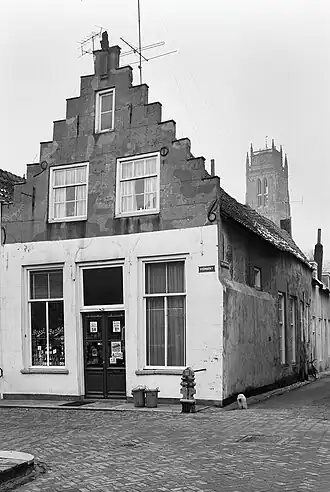 Korte Strikstraat hoek Vismarkt, met op de achtergrond de Grote of Sint-Maartenskerk