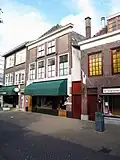 Woonhuis met in een aan de art nouveau verwante bouwstijl opgetrokken winkelpui met winkel