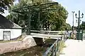 IJzeren ophaalbrug. Gebouwd omstreeks 1891 als vaste brug, in 1919 verbouwd tot beweegbare brug en daartoe voorzien van een stalen bovenbouw