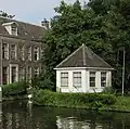 Speelhuisje op het terrein van het huis "Middendorp" aan de Vliet, bij Kerkstraat 65 (rijksmonument)[2]