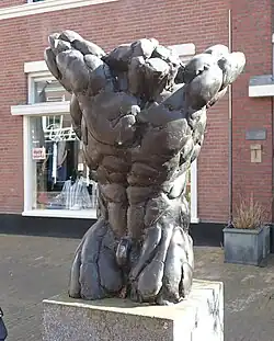 "Atlas" (2002) van Guido Sprenkels aan de Herenstraat 142.