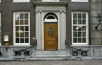 De voordeur met in het snijwerk Minerva.