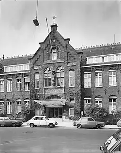 De voorgevel in 1979