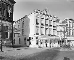 Voor- en zijgevel gezien vanaf de Markt (1985)