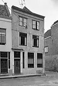 Huis met gepleisterde lijstgevel
