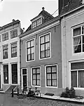Huis met geverfde lijstgevel