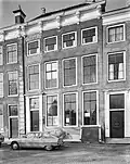 Huis met lijstgevel en door pirons bekroond schilddak aan de straat