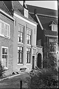 Huis met gepleisterde lijstgevel
