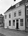Huis met rechte bepleisterde gevel