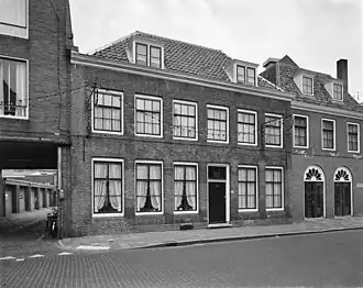 De kosterswoning in 1979, rechts is een deel van de ingang van de voormalige kerk te zien.