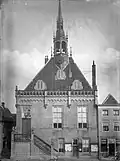 Het raadhuis in 1913, voor de restauratie, met 19e-eeuwse schuiframen