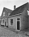 Dorpshuisje met langsgevel aan de straat