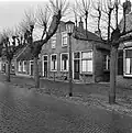 Huis met tuitgevel aan de straat