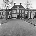 Slot Zeist: pand met terugspringende sobere lijstgevel, tegenhanger van nr 25