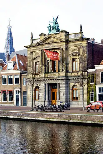 Voorgevel Teylers Museum aan de Spaarne