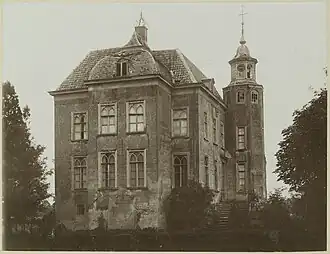 Voorgevel en toren kort voor de afbraak, de rechtervleugel is reeds afgebroken (aug 1901)