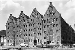 Pakhuizen aan de Realengracht; 1964.