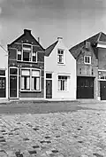 Huis met gepleisterde tuitgevel