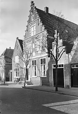 Pand met hoge trapgevel met blokken