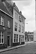 Huis met geverfde rechte gevel in lijst gedateerd 1727