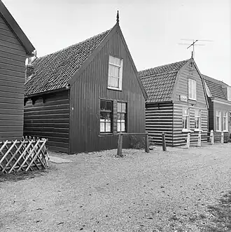 Houten huizen aan het Molenpad in Weesp die binnen de kring lagen. (foto uit 1975)