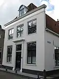 Huis onder hoog zadeldak