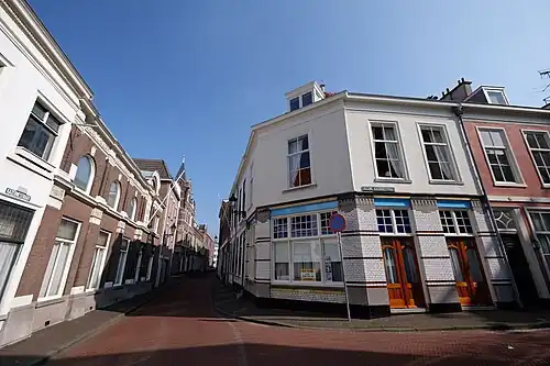Kazernestraat met rechts de Kleine Kazernestraat