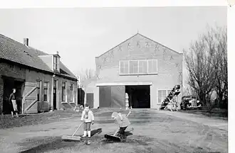 1958: de maalderij met op het erf Martin.