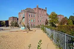 Voormalig kazernegebouw 2e Compagnie en rechts 4e Compagnie