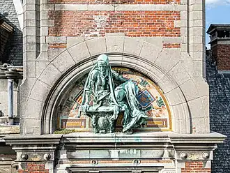 Standbeeld op de voorgevel van het voormalig provincieraadsgebouw.