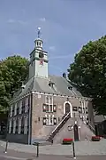 Voorgevel met bordestrap van het raadhuis.