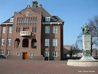 Voormalig raadhuis en Wilhelminamonument op de Markt