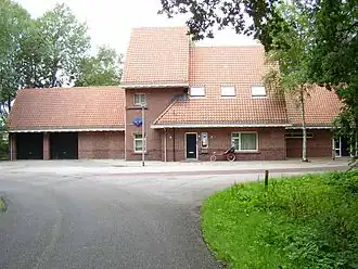 Station Slochteren met de Internationale Politiepetten Collectie, straatzijde