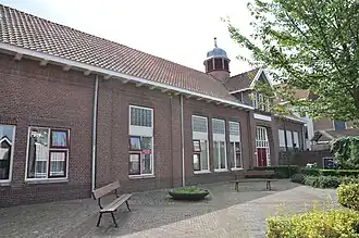 De voormalige gemeenteschool voor openbaar lager onderwijs aan de Vrouwenhuisstraat