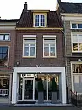 Huis met hoog zadeldak