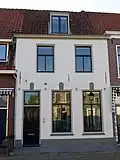 Huis onder een zadeldak met nr