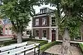 Woonhuis. Markant object. Uniek complex van herenhuis met woning, gespiegelde replica van Voorstraat 110-112..