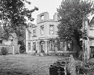 Het kasteel in desolate toestand, 1974
