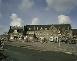 Voorzijde Station Roosendaal in combinatie met het busstation; 2006.