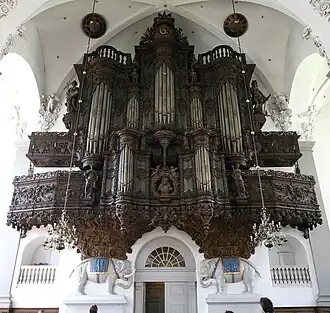 Orgel, gedragen door gebeeldhouwde olifanten