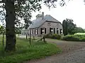 Boerderij, bijschuren en 2 hooibergen (1r)