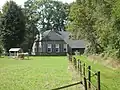 Krukboerderij, bijschuur, kookhuisje en pomp