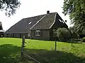 Boerderij, bijschuren en 3 hooibergen ( 1r)