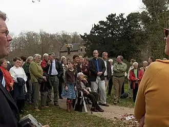 Tijdens de onthulling van de gedenkplaat voor Toos Goorhuis en Bertje Jens in Vorden op 21 april 2006 - op de stoel: Bertje met rechts van haar Maarten Goorhuis (zoon van Toos)