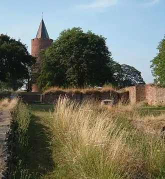 De ruïnes van het kasteel, met de overgebleven toren Gåsetårnet op de achtergrond.
