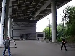 De bovenste ingang aan de zuidkant