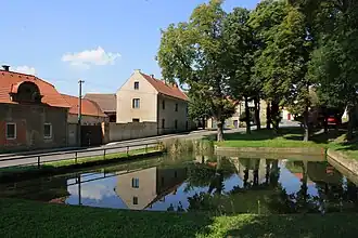 Dorpsplein met vijver (2014)