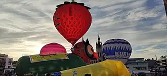 Heteluchtballons op de Vredefeesten 2022 voor het stadhuis