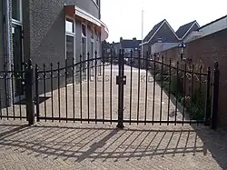 Vredeskerk, hek vanaf Voorstraat